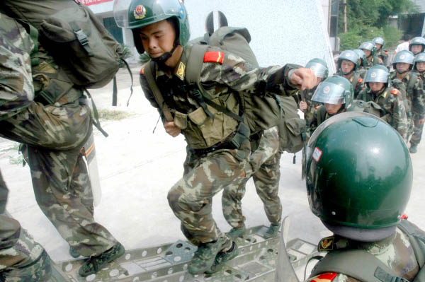 市武警支队全体官兵进行奥运安保防暴训练